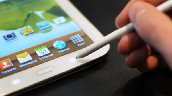 galaxy-note-8-hands-on-s-pen-button