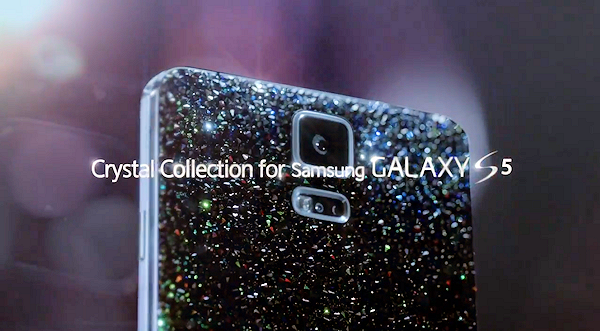 Glittrig Galaxy S5 och röd HTC One M8